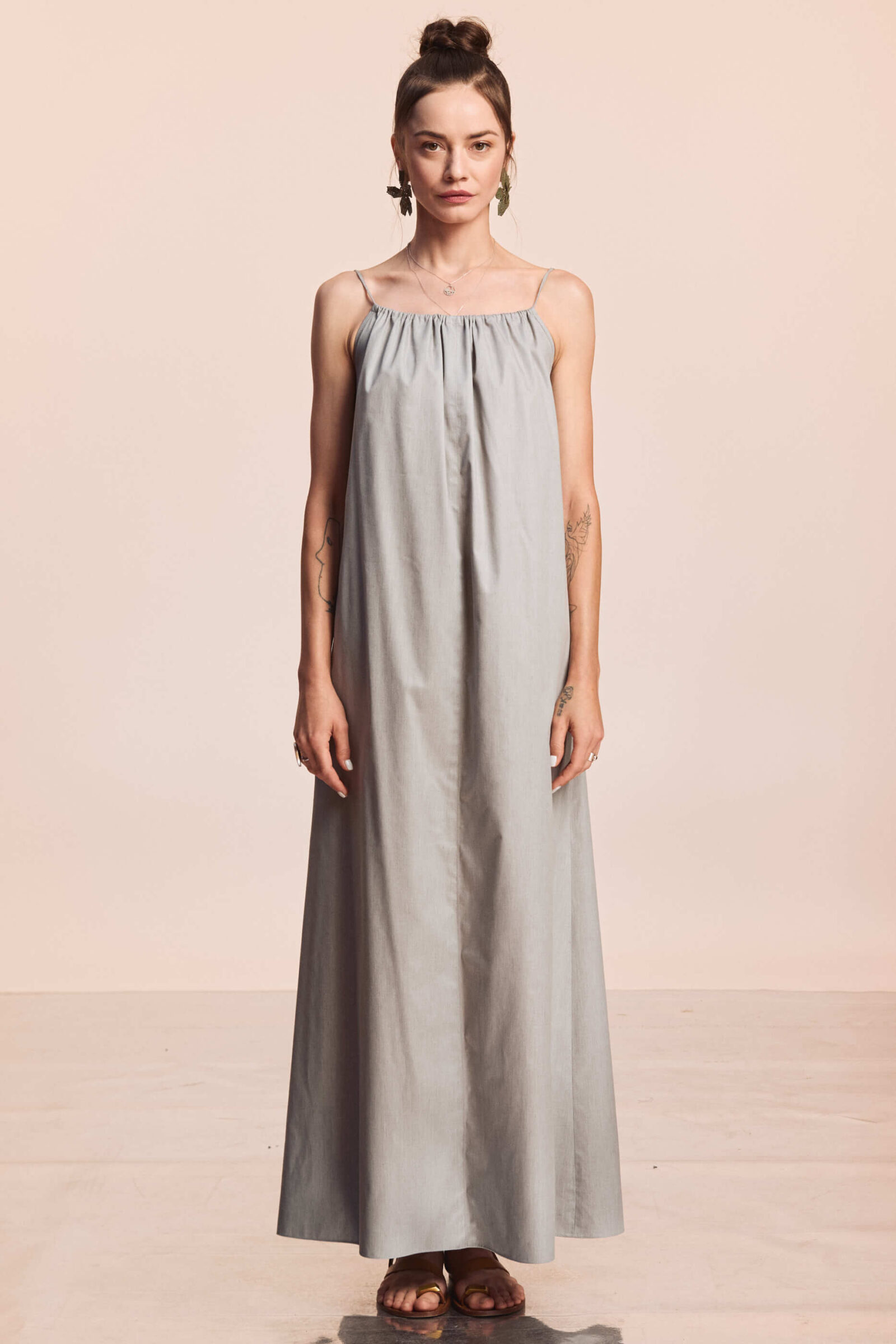 Culoare: Gri deschis