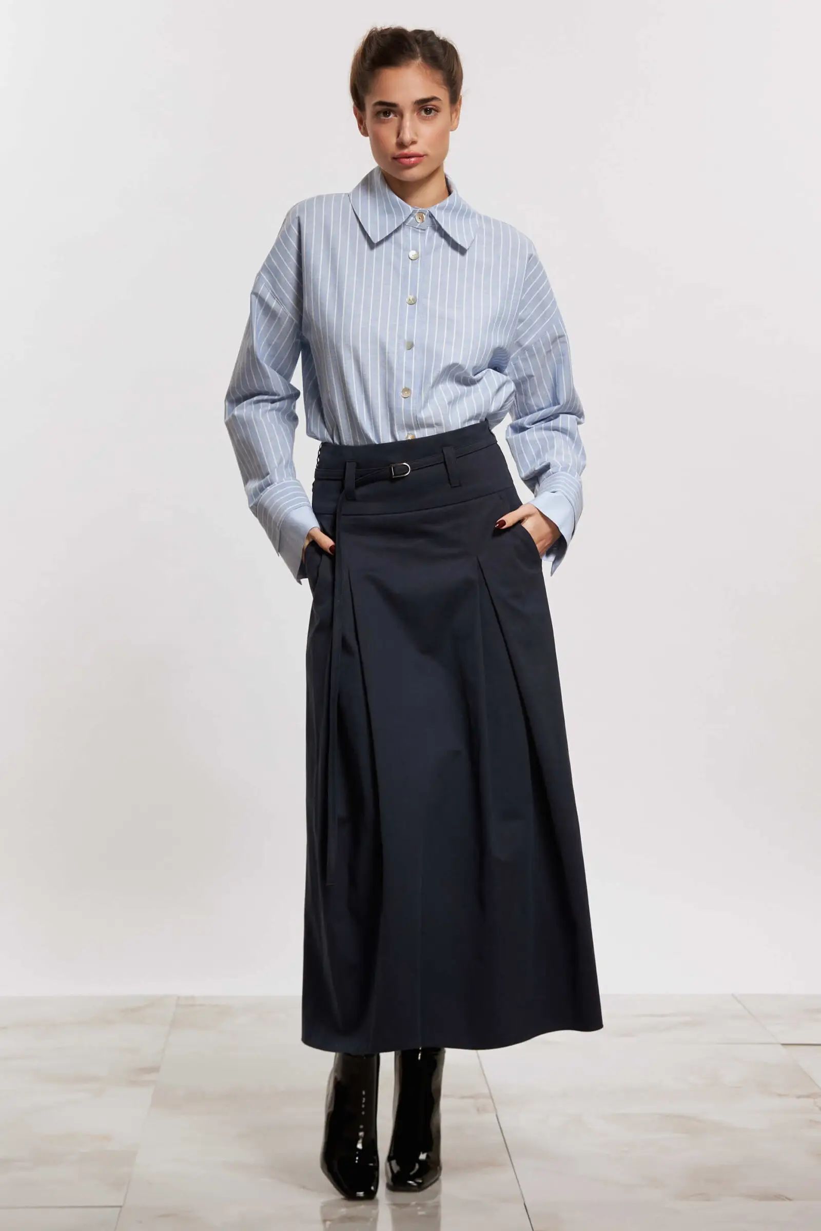 Culoare: Albastru inchis