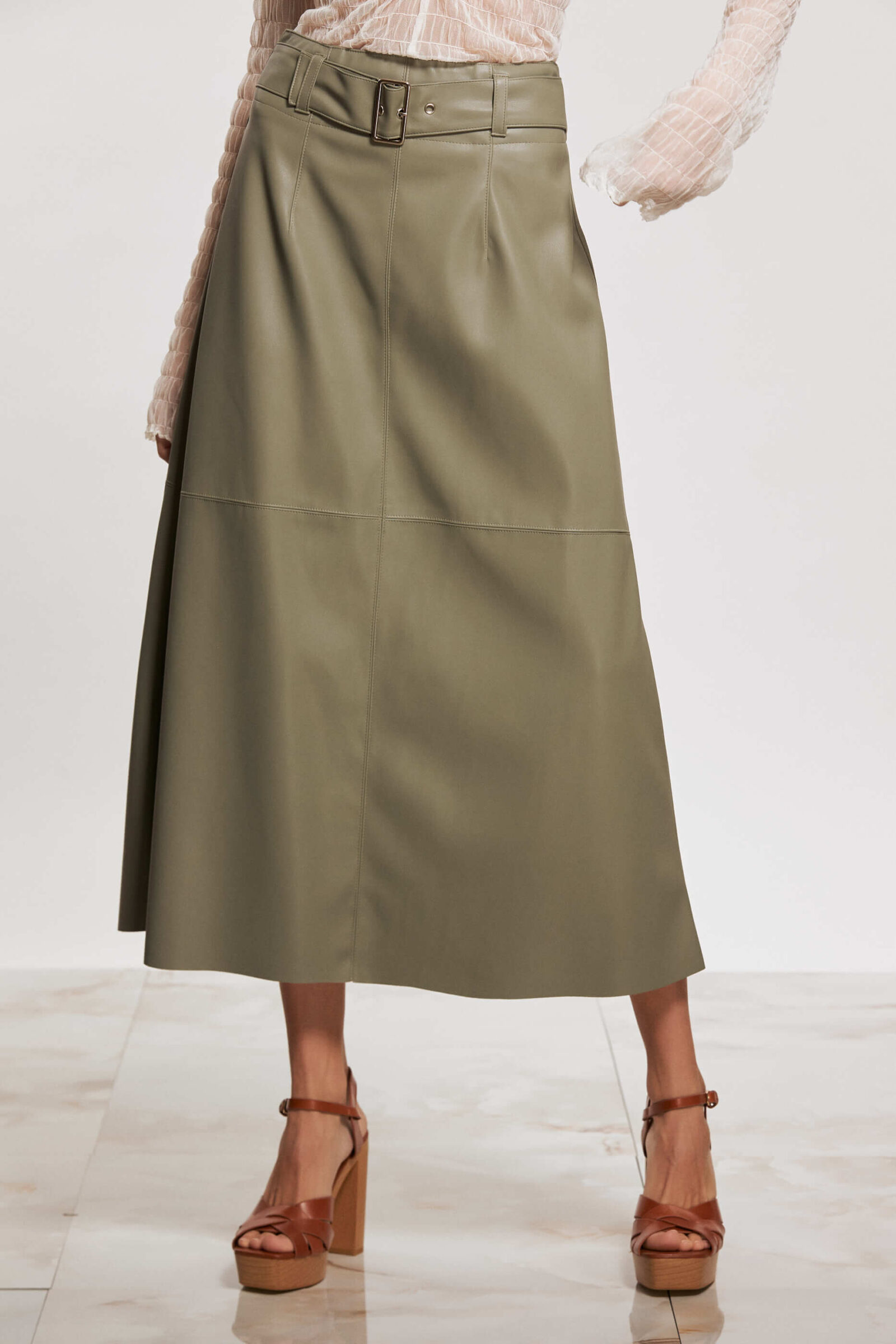 Culoare: Gri verzui