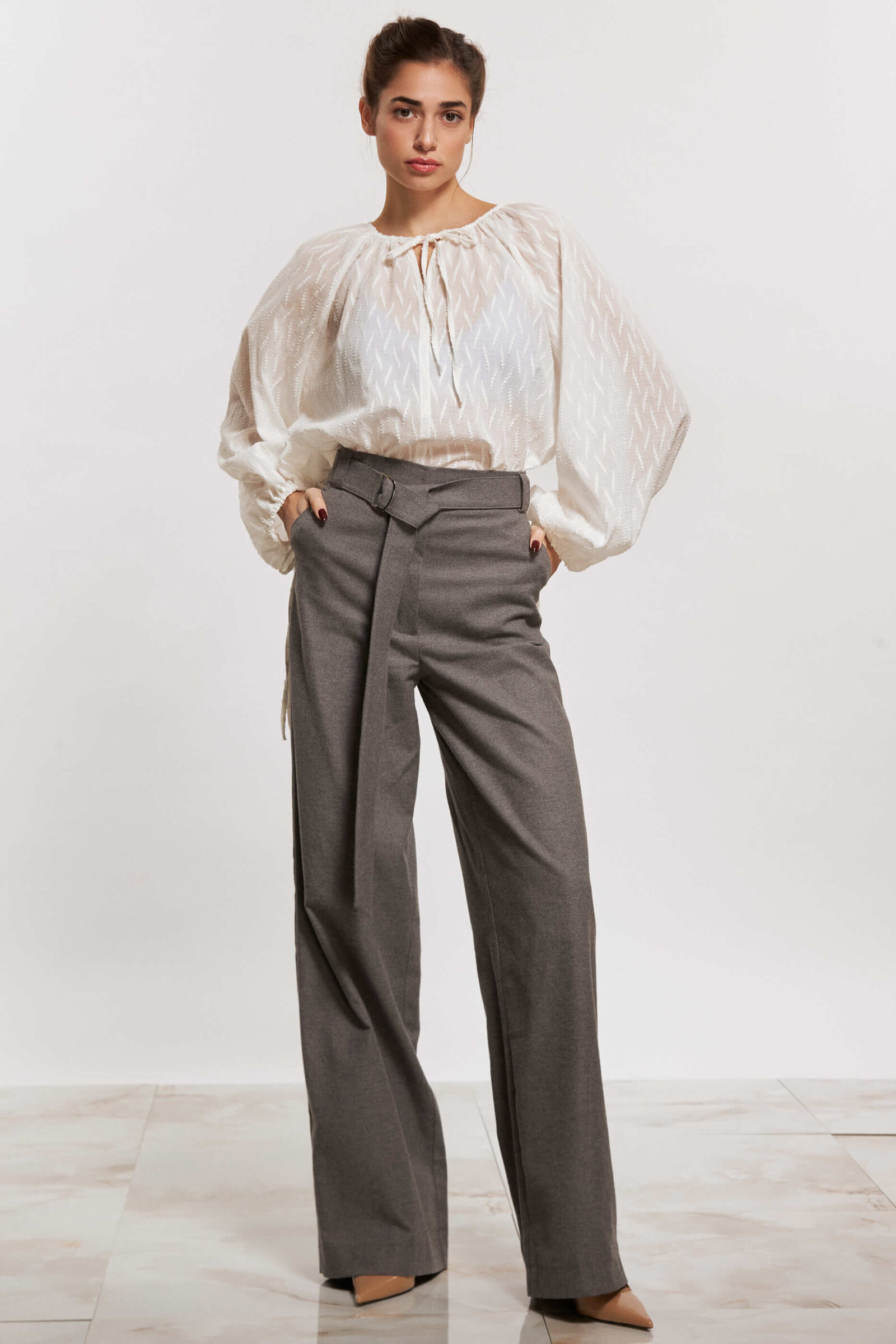 Culoare: Gri deschis